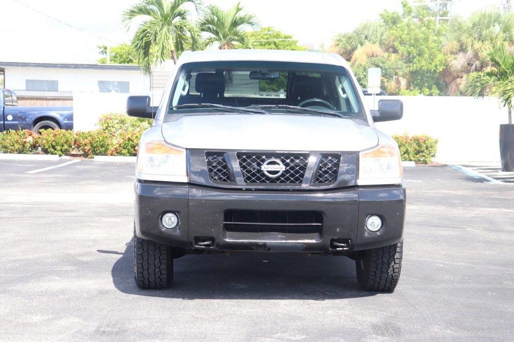 Nissan Titan Vehicle Full-screen Gallery Image 02