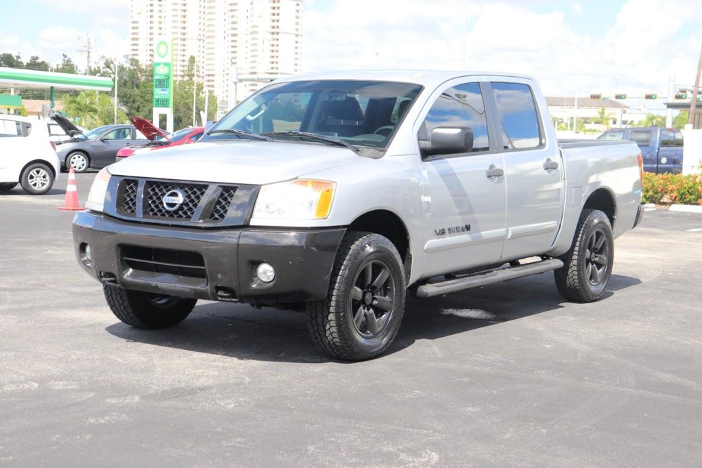 Nissan Titan Vehicle Full-screen Gallery Image 03