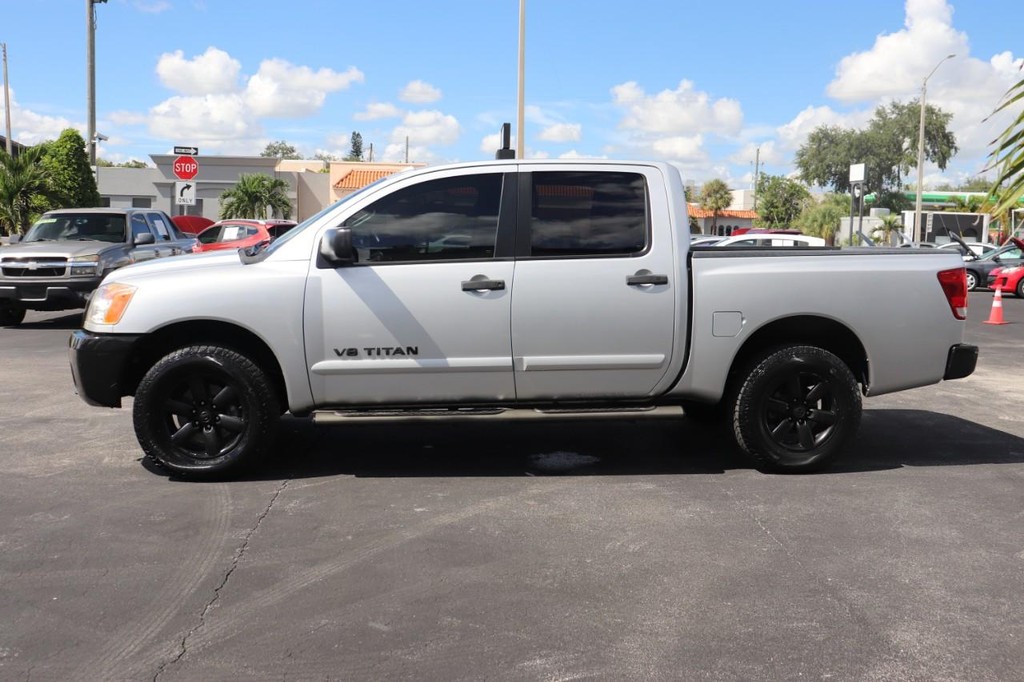 Nissan Titan Vehicle Full-screen Gallery Image 04