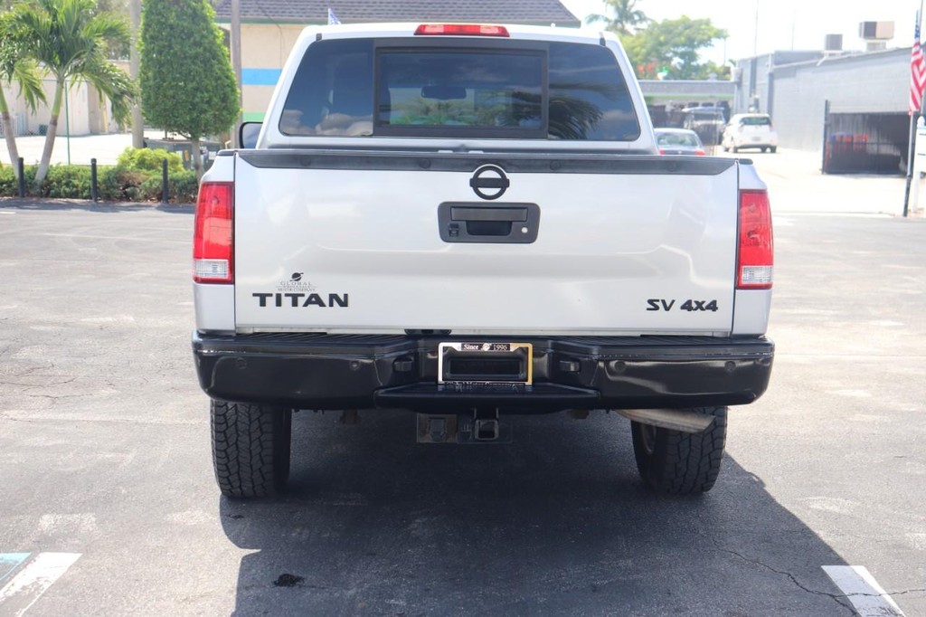 Nissan Titan Vehicle Full-screen Gallery Image 07