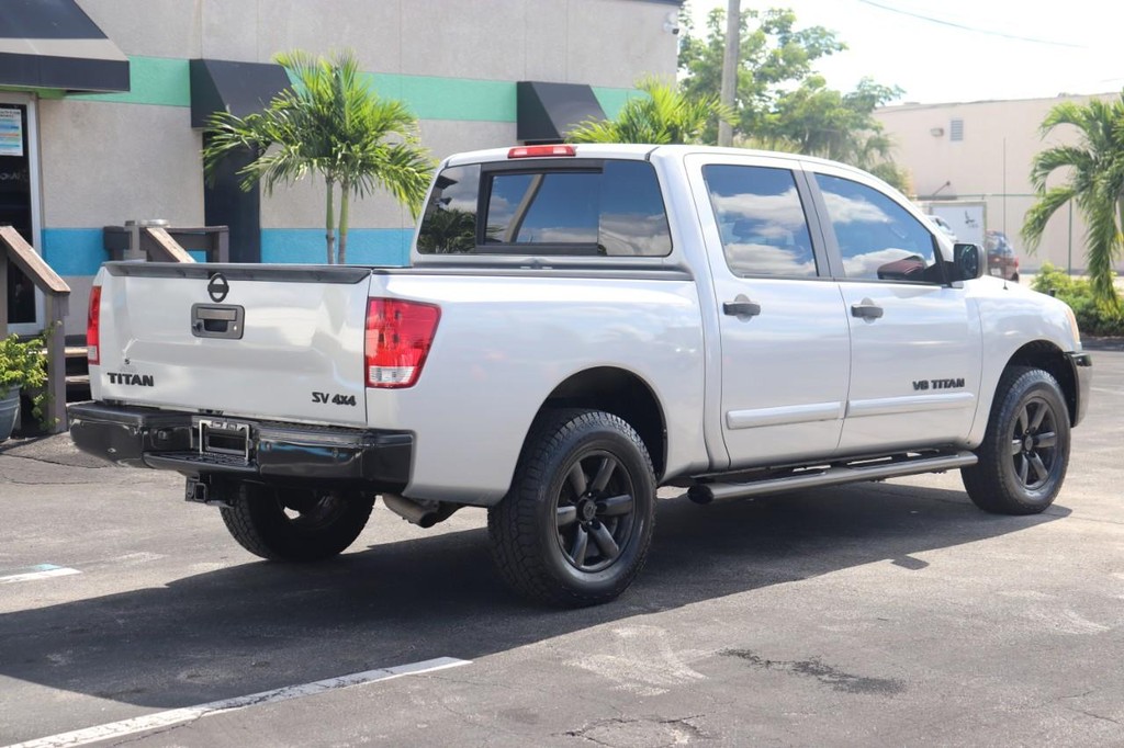 Nissan Titan Vehicle Full-screen Gallery Image 08