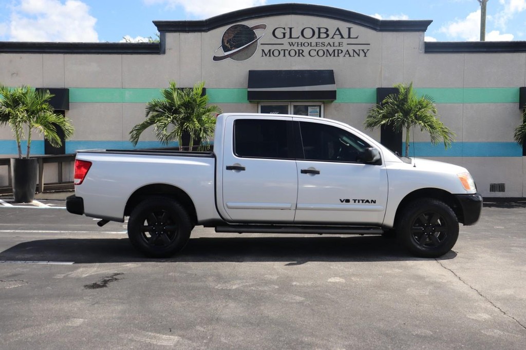 Nissan Titan Vehicle Full-screen Gallery Image 09