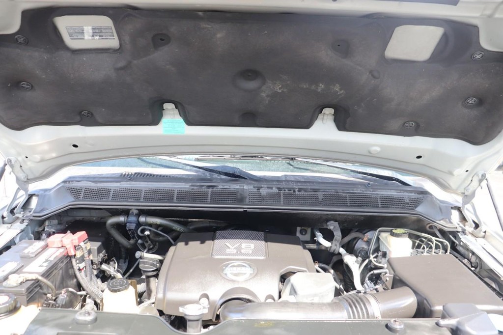 Nissan Titan Vehicle Full-screen Gallery Image 10