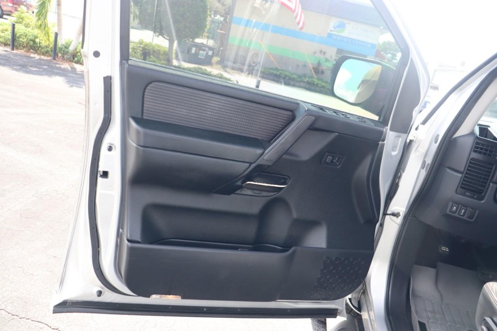 Nissan Titan Vehicle Full-screen Gallery Image 11