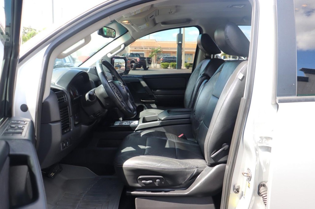Nissan Titan Vehicle Full-screen Gallery Image 12