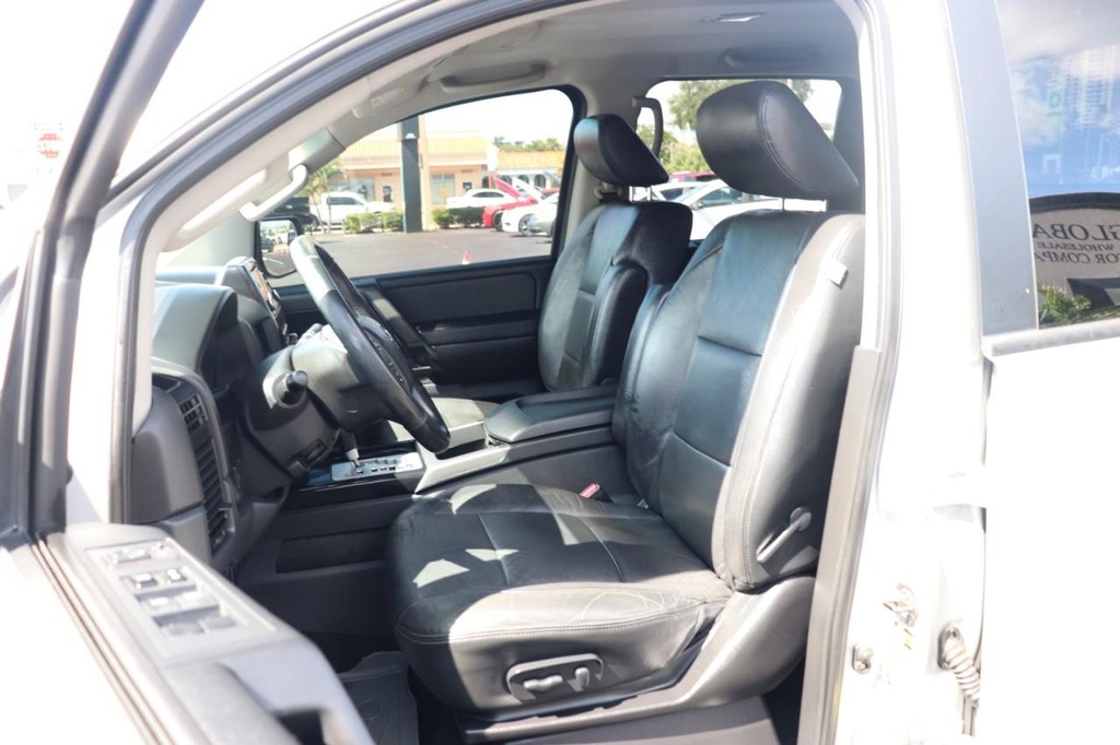 Nissan Titan Vehicle Full-screen Gallery Image 13