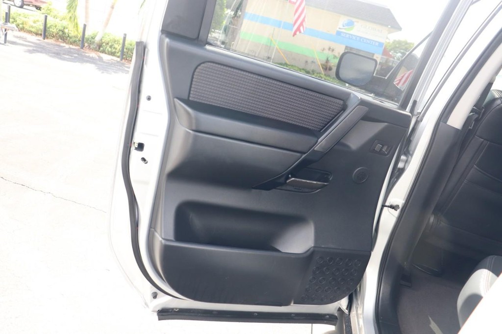 Nissan Titan Vehicle Full-screen Gallery Image 14