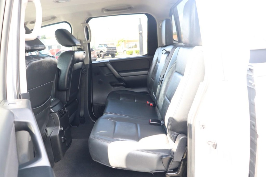 Nissan Titan Vehicle Full-screen Gallery Image 15