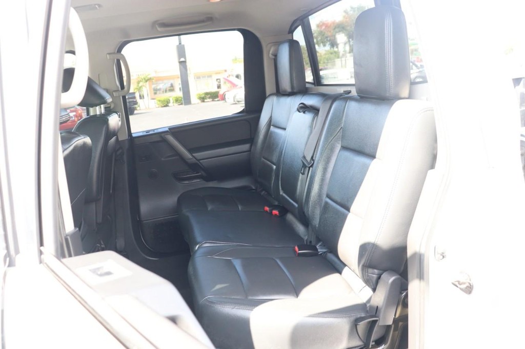 Nissan Titan Vehicle Full-screen Gallery Image 16