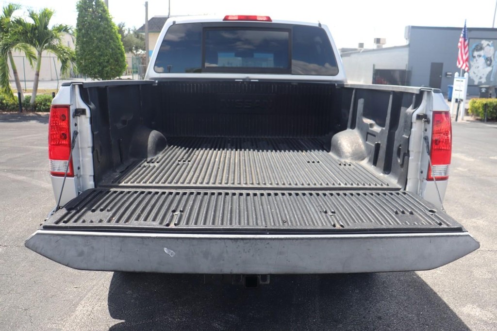 Nissan Titan Vehicle Full-screen Gallery Image 17