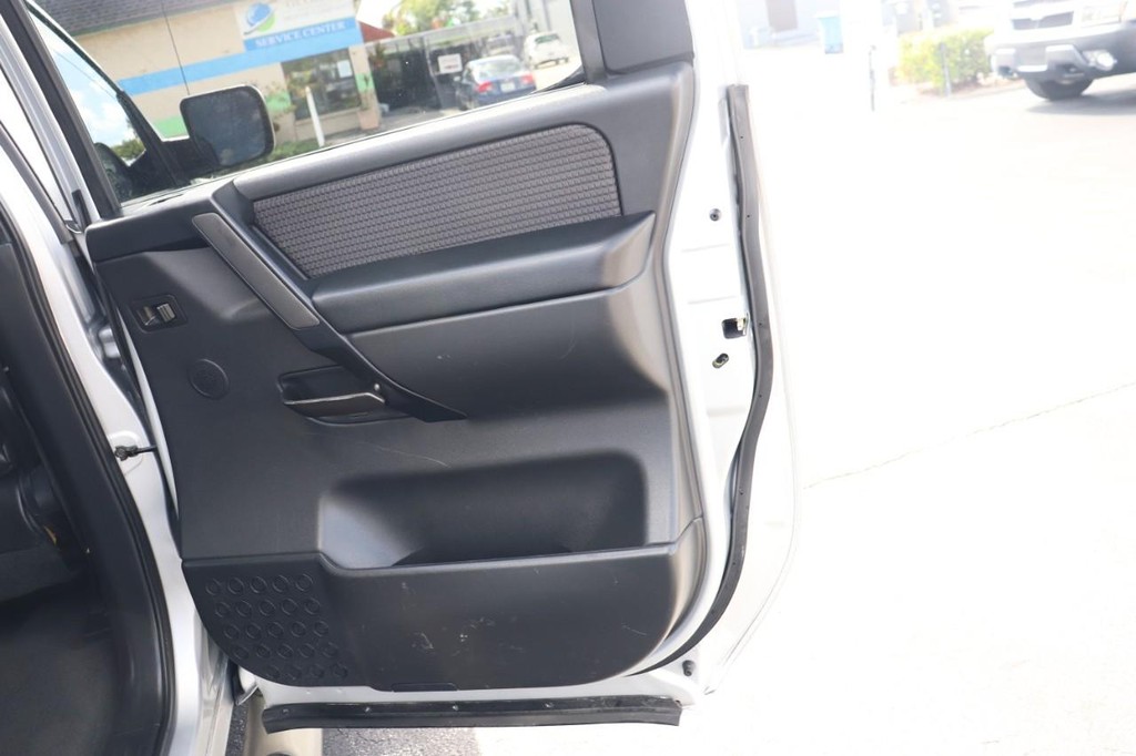 Nissan Titan Vehicle Full-screen Gallery Image 18