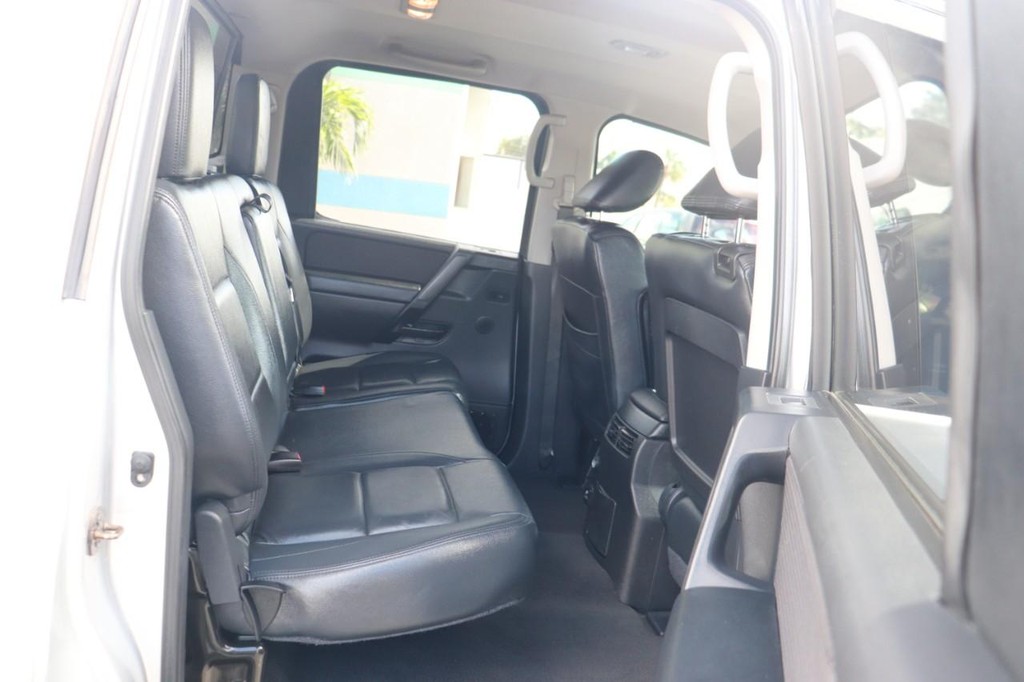 Nissan Titan Vehicle Full-screen Gallery Image 19