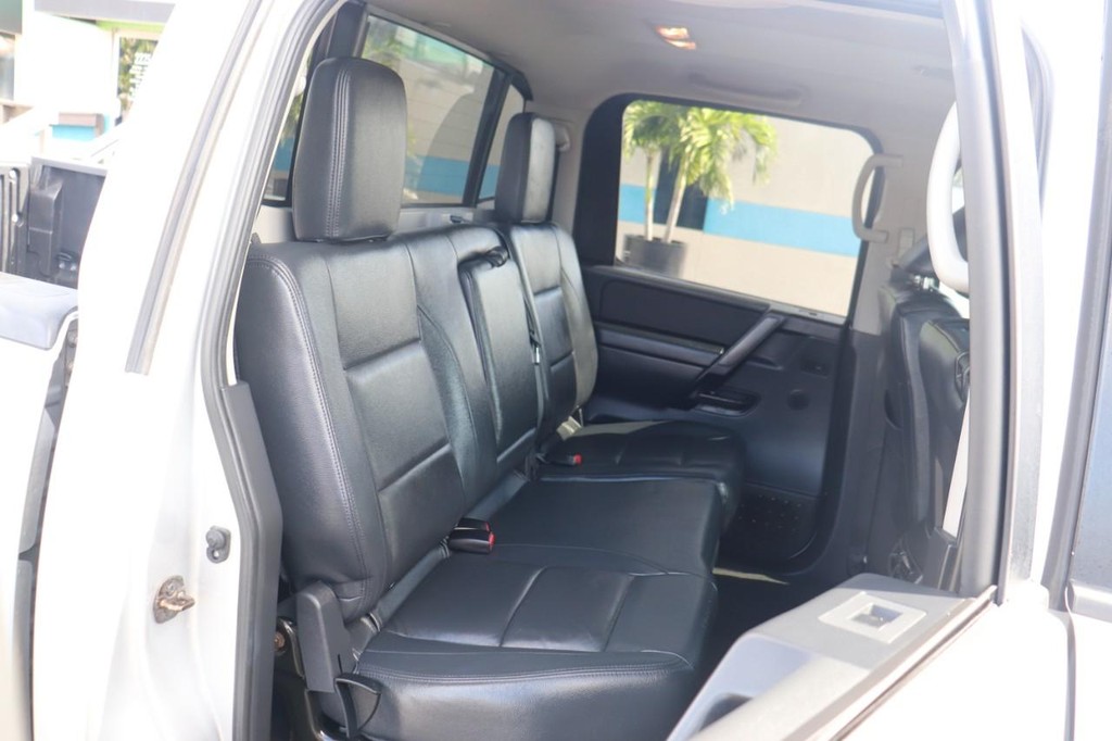 Nissan Titan Vehicle Full-screen Gallery Image 20