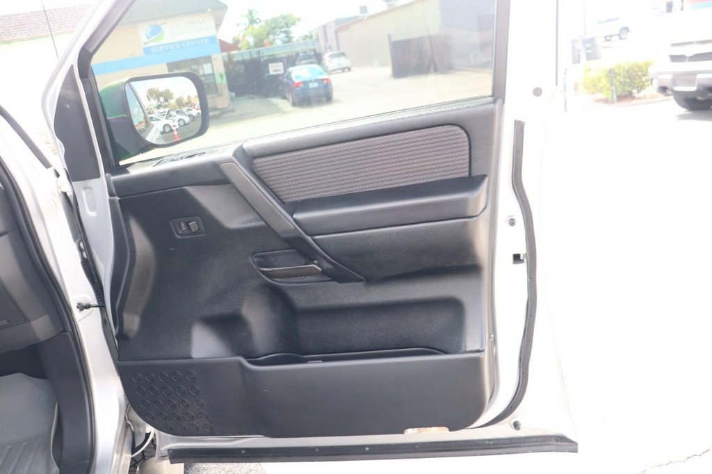 Nissan Titan Vehicle Full-screen Gallery Image 21