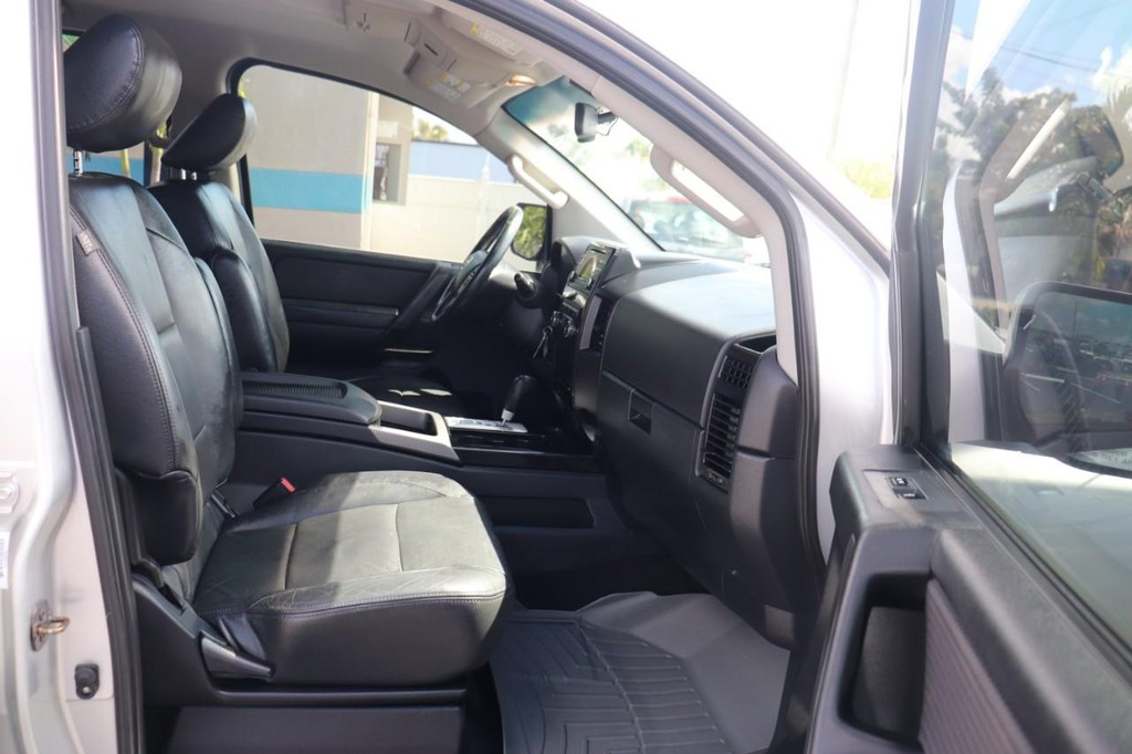 Nissan Titan Vehicle Full-screen Gallery Image 22