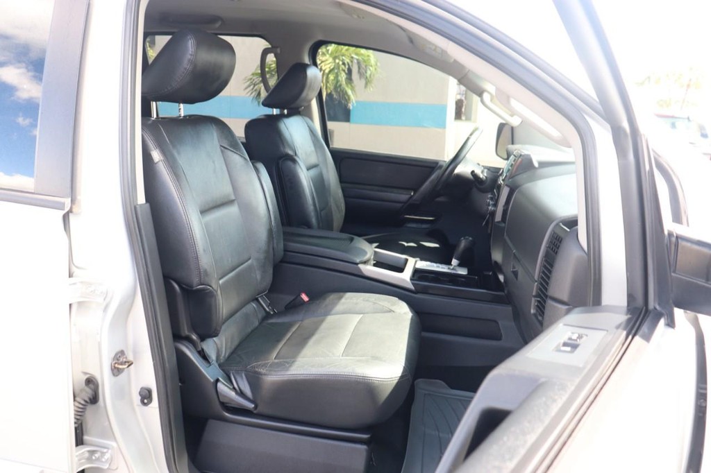 Nissan Titan Vehicle Full-screen Gallery Image 23