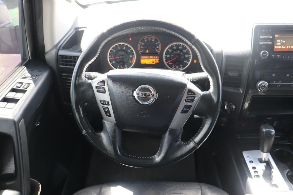 Nissan Titan Vehicle Full-screen Gallery Image 24