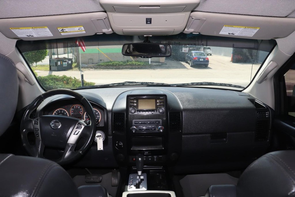 Nissan Titan Vehicle Full-screen Gallery Image 25
