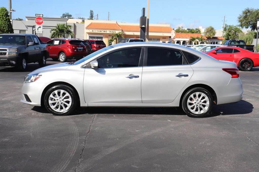 Nissan Sentra Vehicle Full-screen Gallery Image 04