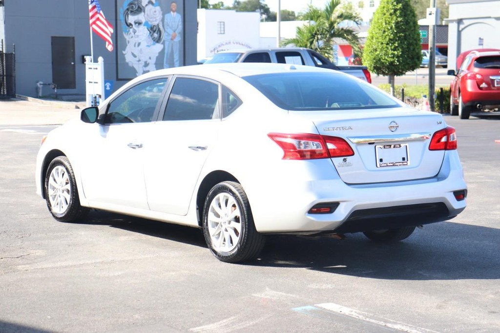 Nissan Sentra Vehicle Full-screen Gallery Image 06