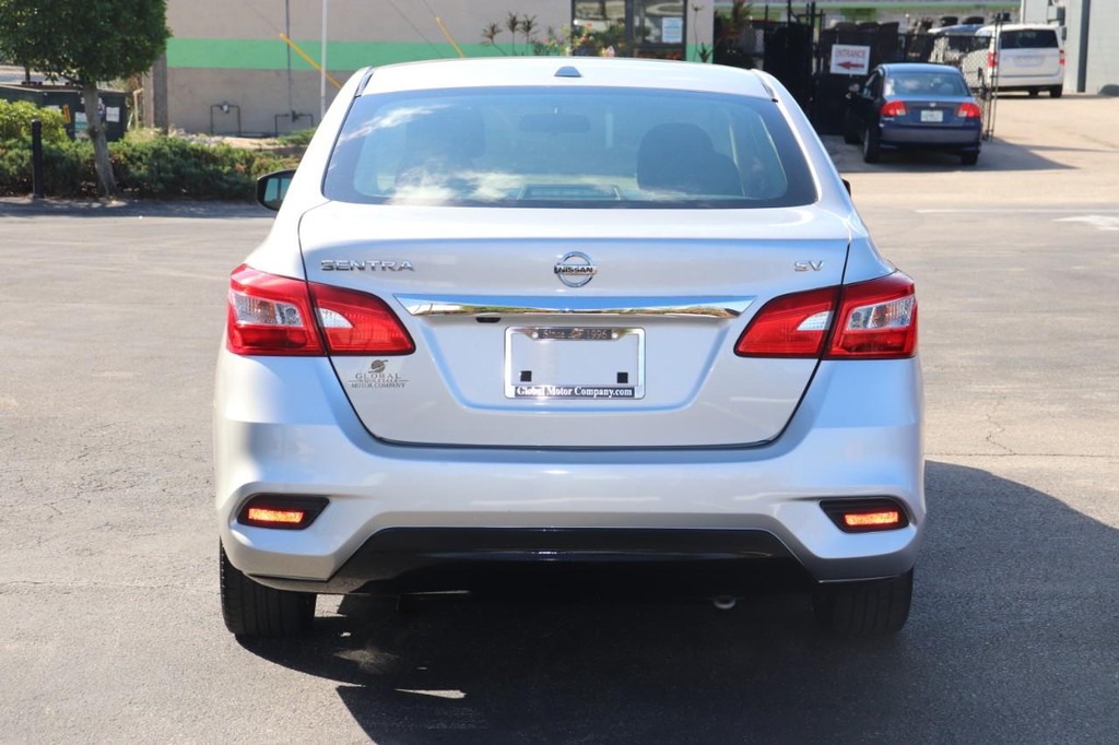 Nissan Sentra Vehicle Full-screen Gallery Image 07