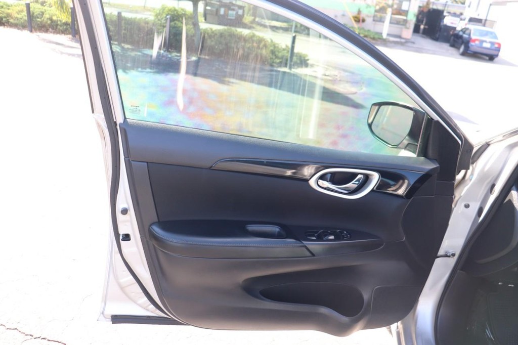 Nissan Sentra Vehicle Full-screen Gallery Image 11