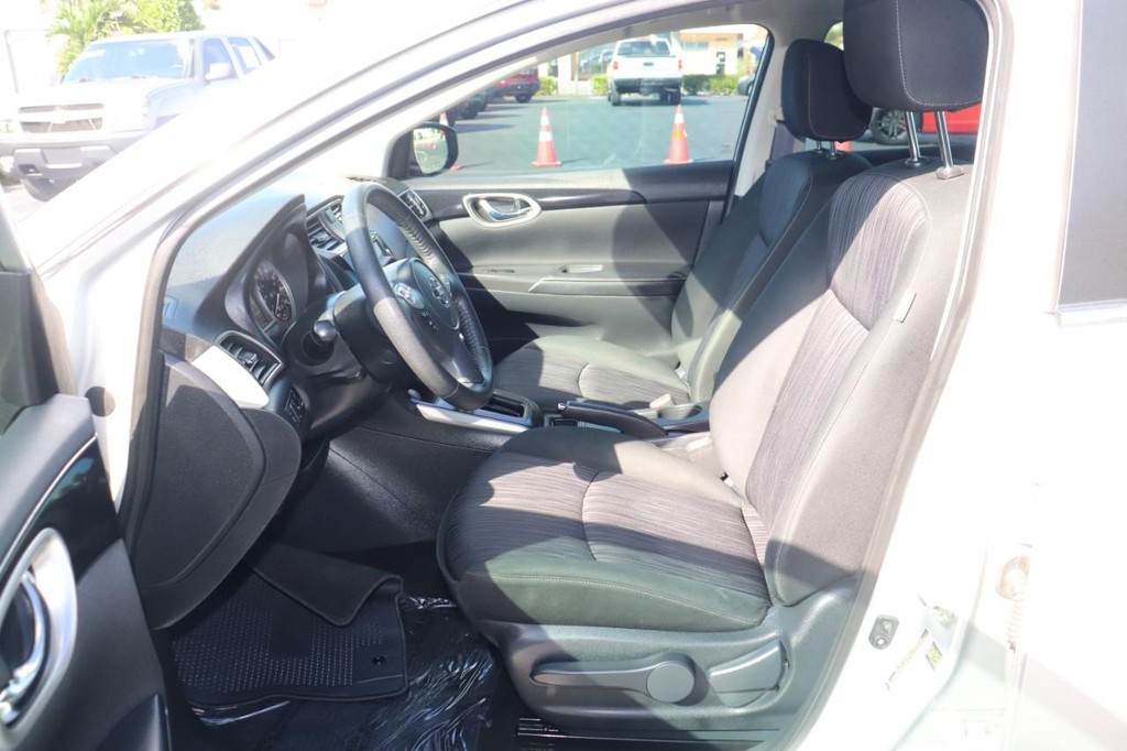 Nissan Sentra Vehicle Full-screen Gallery Image 12