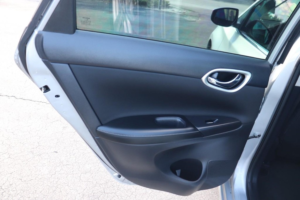 Nissan Sentra Vehicle Full-screen Gallery Image 14