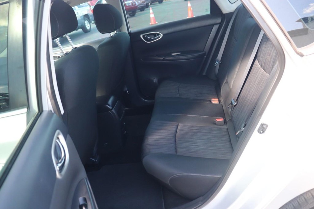 Nissan Sentra Vehicle Full-screen Gallery Image 15