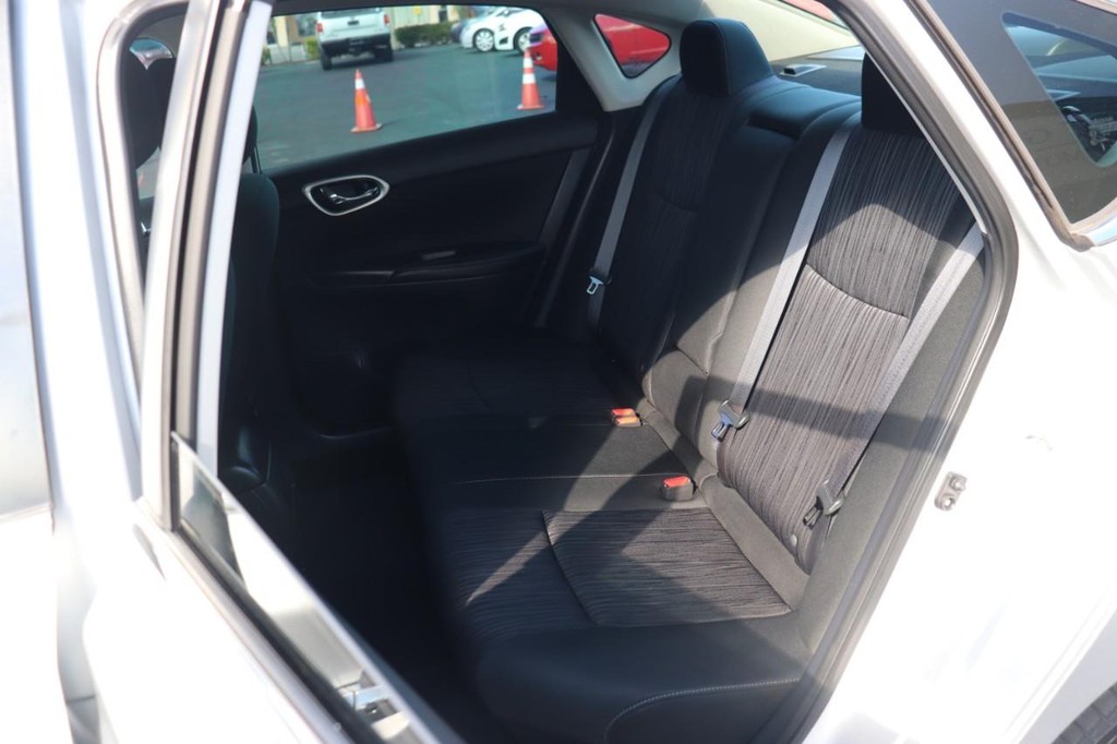 Nissan Sentra Vehicle Full-screen Gallery Image 16