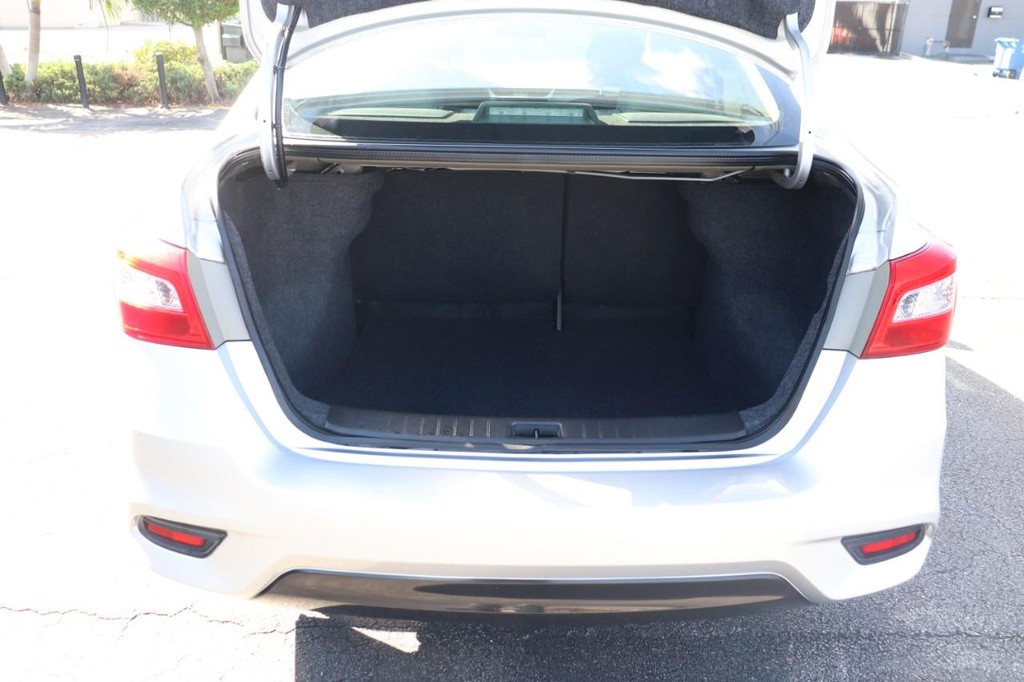 Nissan Sentra Vehicle Full-screen Gallery Image 17
