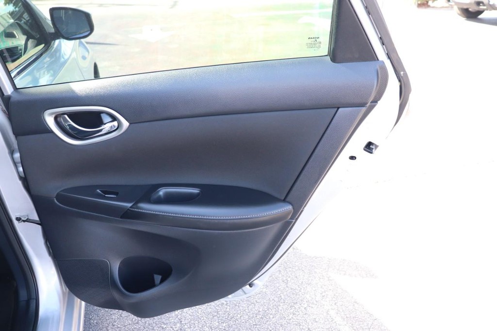 Nissan Sentra Vehicle Full-screen Gallery Image 18