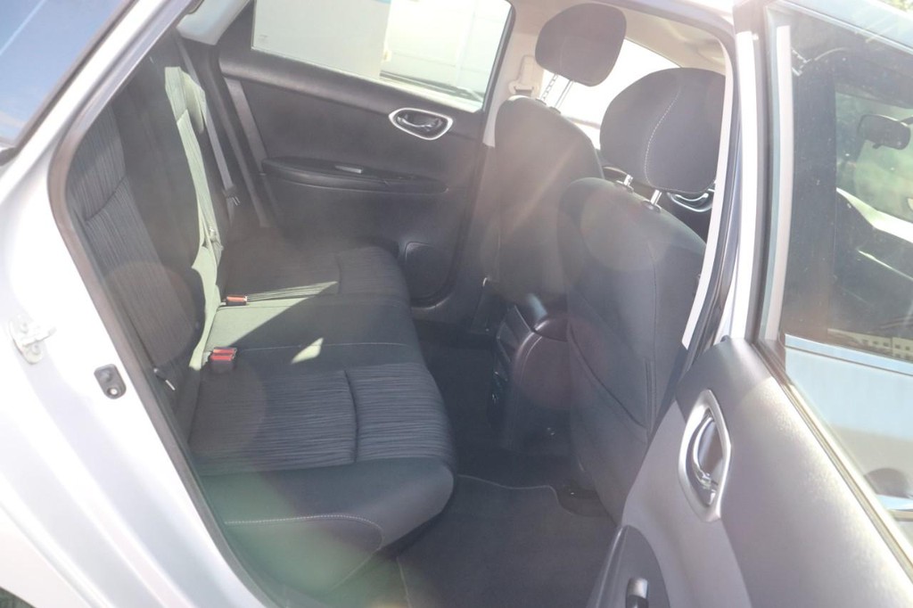 Nissan Sentra Vehicle Full-screen Gallery Image 19