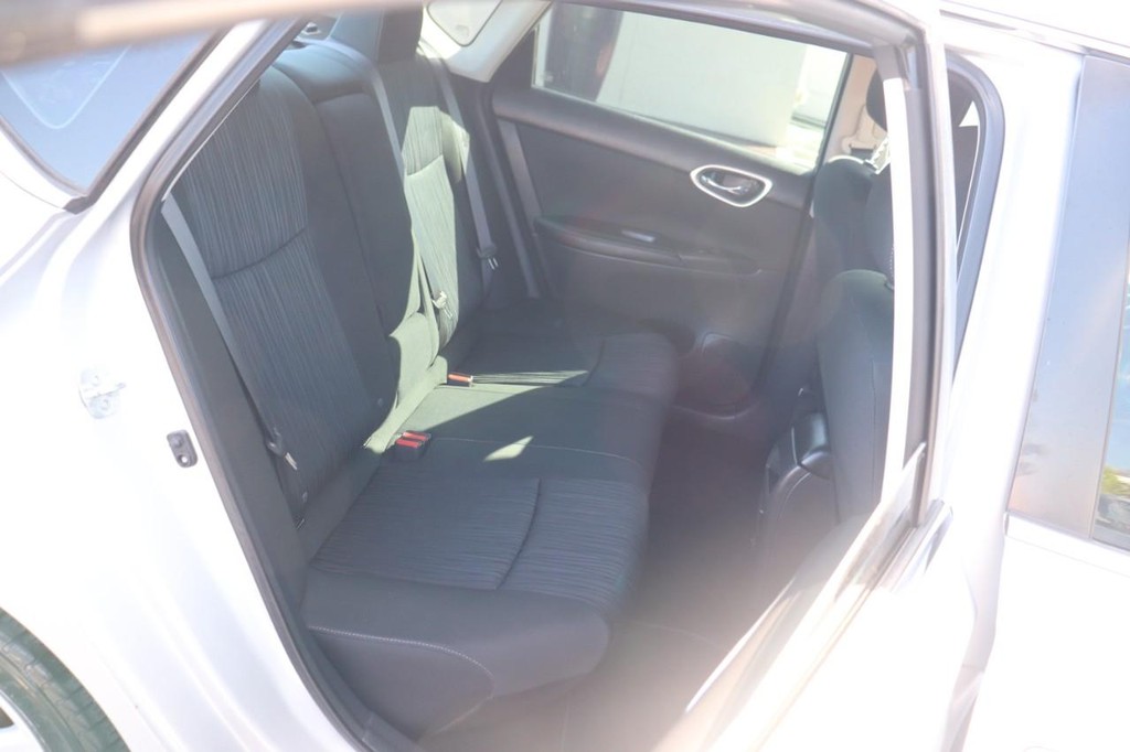 Nissan Sentra Vehicle Full-screen Gallery Image 20