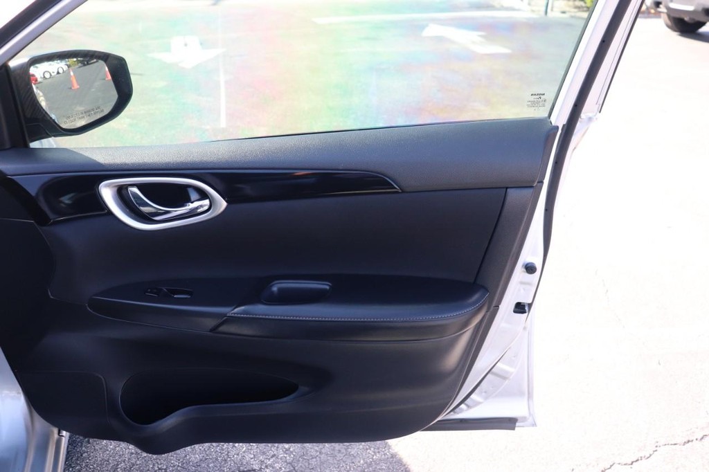 Nissan Sentra Vehicle Full-screen Gallery Image 21