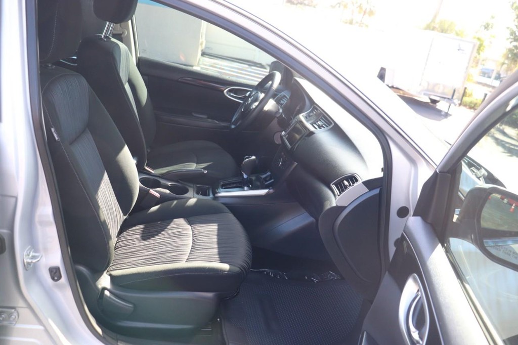 Nissan Sentra Vehicle Full-screen Gallery Image 22