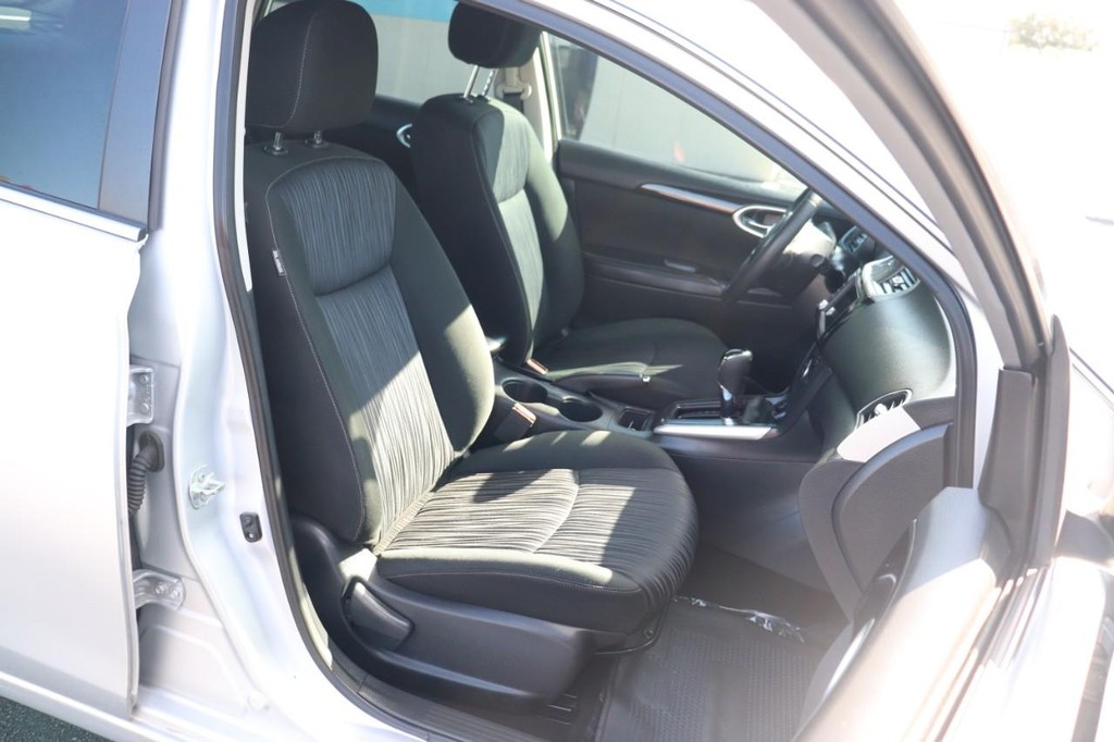Nissan Sentra Vehicle Full-screen Gallery Image 23