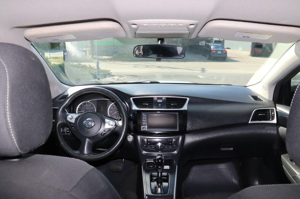 Nissan Sentra Vehicle Full-screen Gallery Image 25