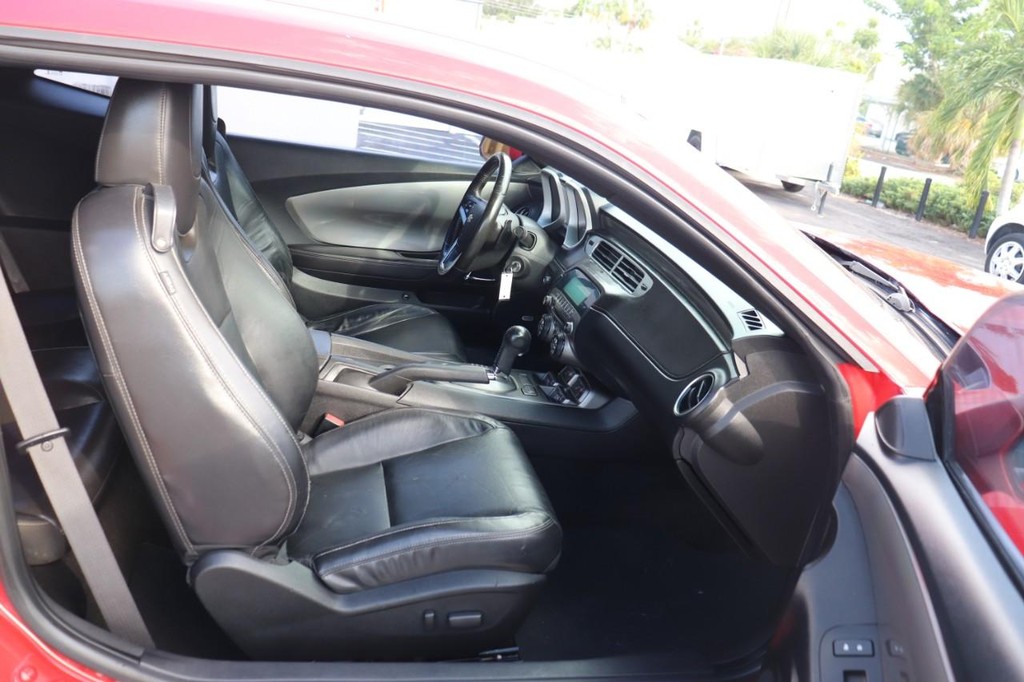 Chevrolet Camaro Vehicle Full-screen Gallery Image 16