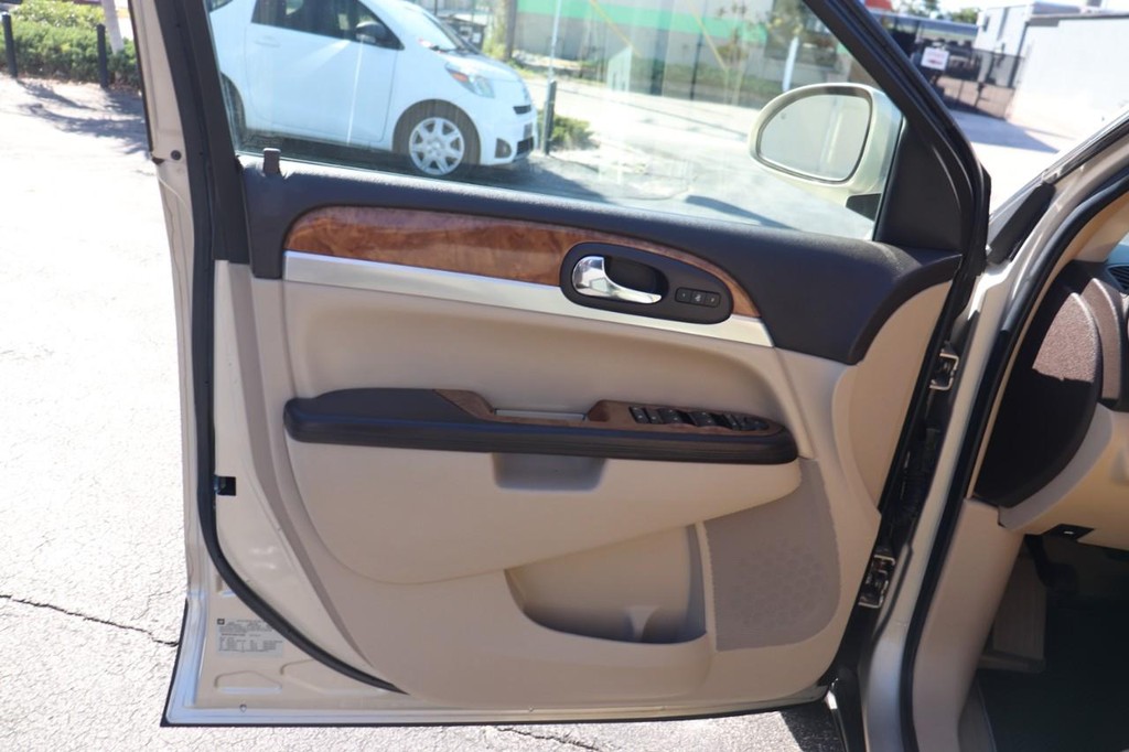 Buick Enclave Vehicle Full-screen Gallery Image 11