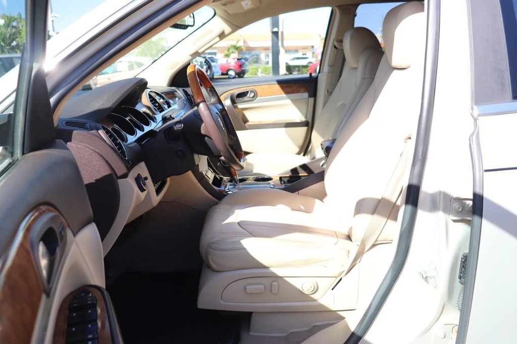 Buick Enclave Vehicle Full-screen Gallery Image 12