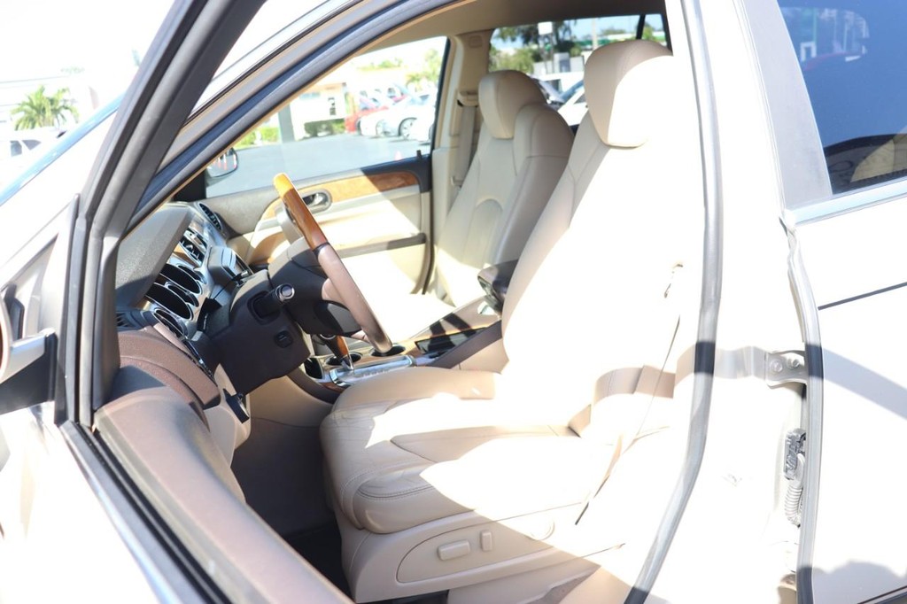 Buick Enclave Vehicle Full-screen Gallery Image 13