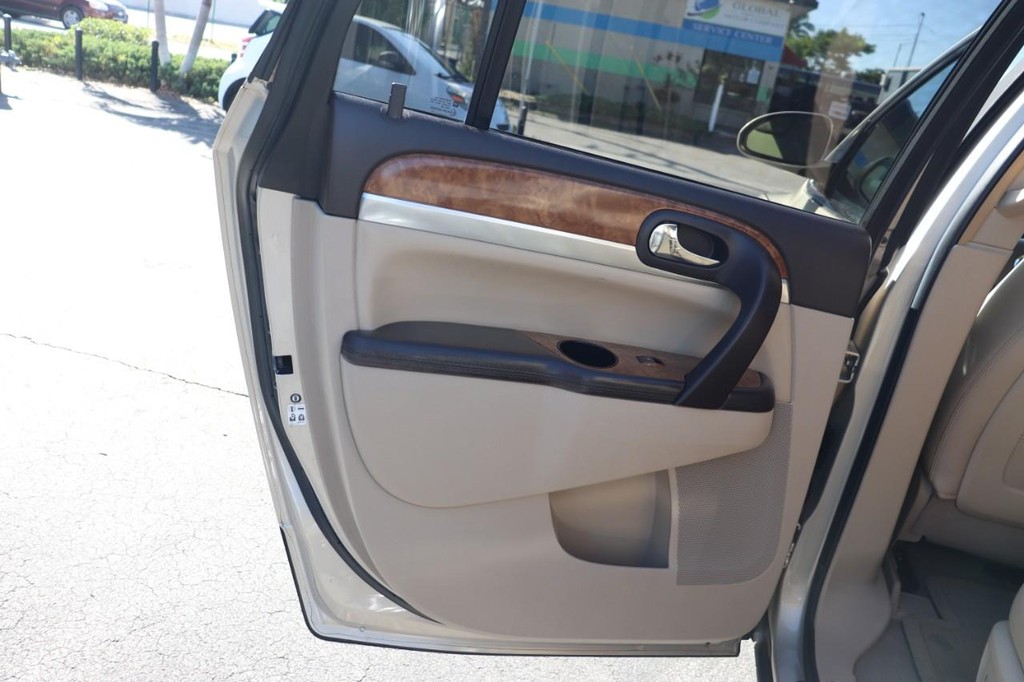 Buick Enclave Vehicle Full-screen Gallery Image 14