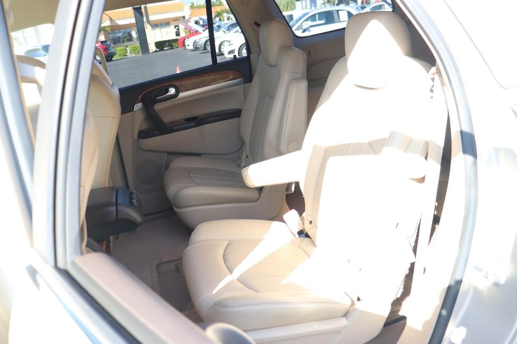 Buick Enclave Vehicle Full-screen Gallery Image 16