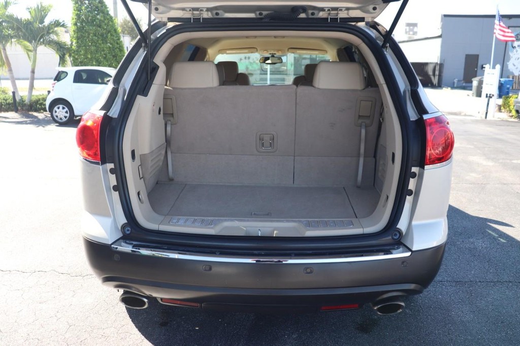 Buick Enclave Vehicle Full-screen Gallery Image 17