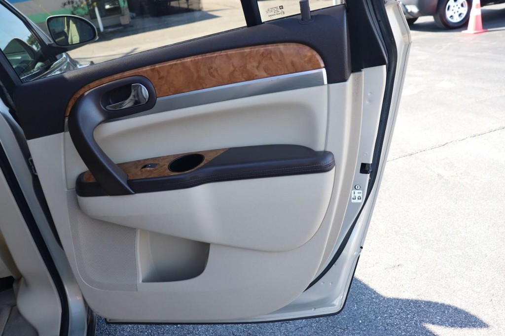 Buick Enclave Vehicle Full-screen Gallery Image 18