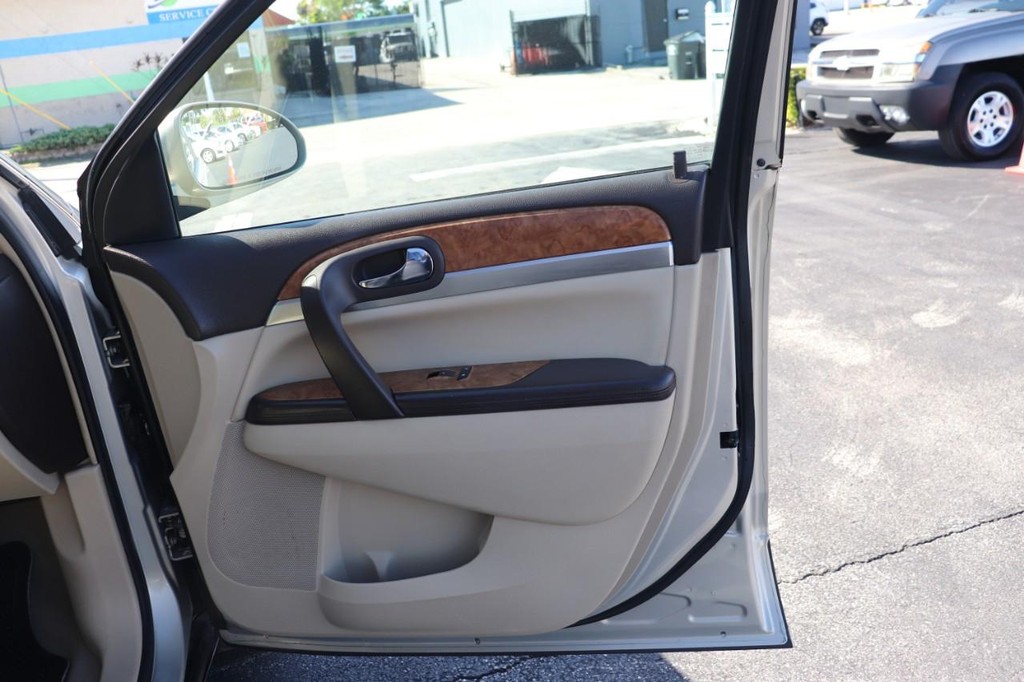 Buick Enclave Vehicle Full-screen Gallery Image 21