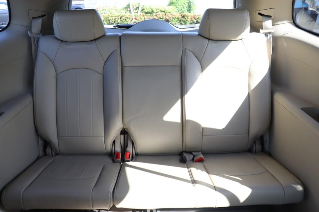 Buick Enclave Vehicle Full-screen Gallery Image 24