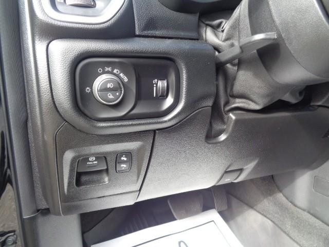 2020 Ram 1500 4WD Big Horn Crew Cab image 17