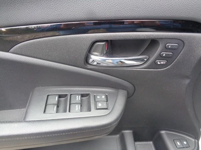 2020 Honda Pilot Touring 8-Passenger image 11